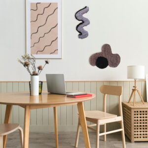 Minimalistische Küche mit Holzmöbeln und an der Wand sind geometrische Wandteppiche.